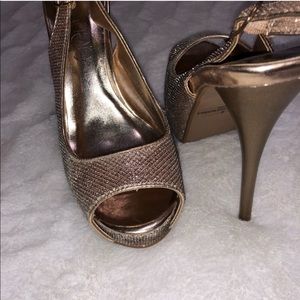 Heels 👠 gold size 6